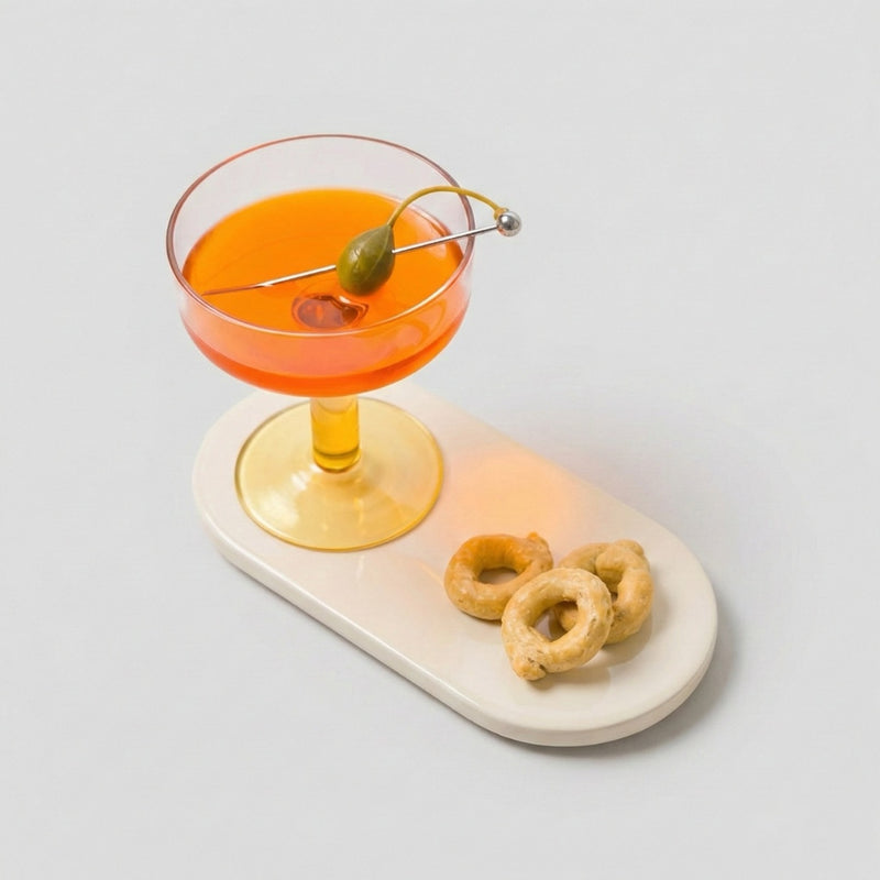 Cocktail mit Taralli auf cremefarbenem PLAYTS