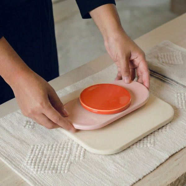 Auf dem Tisch und darüber hinaus: Funktionale Farbakzente