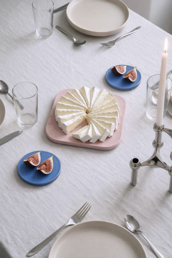 Aufgefächerter Brie auf PLAYTS Square Pink, Feigen auf Round Blue – verschiedene Formen für Sharing Dinner