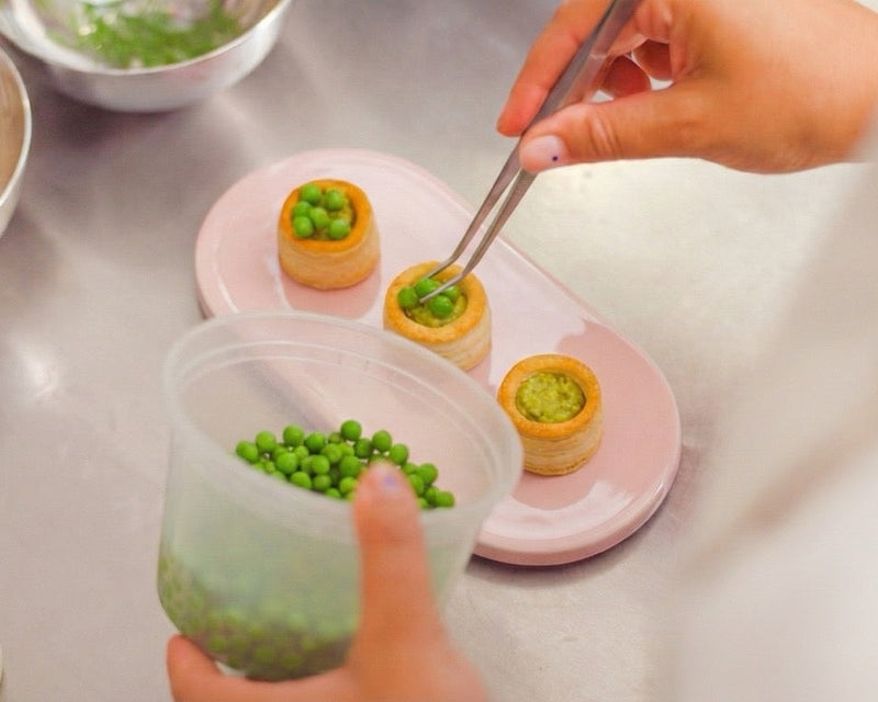 Vol-au-vents auf rosa PLAYTS in der Küche