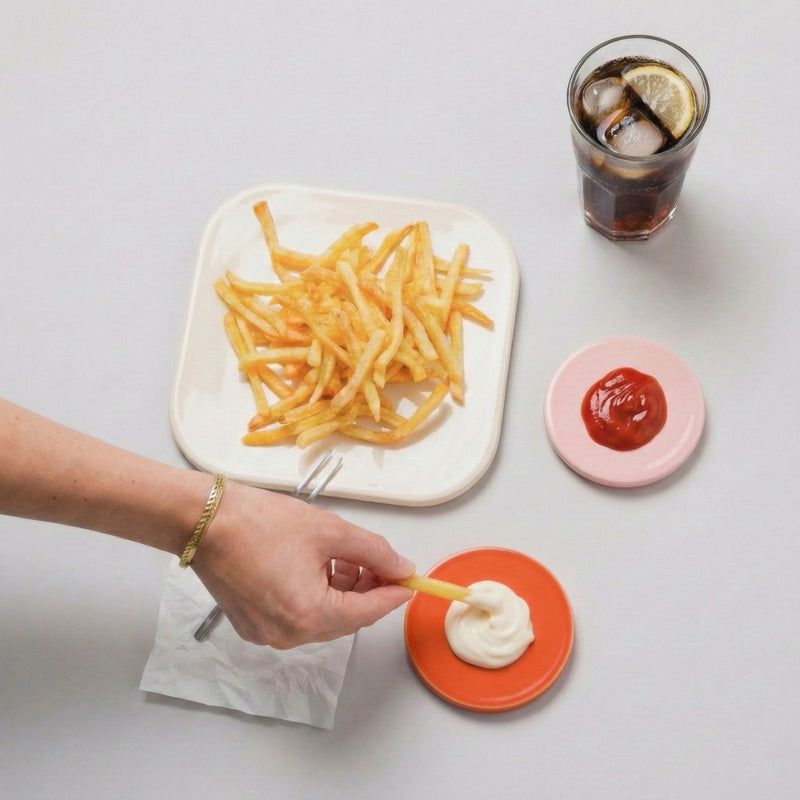 Pommes mit Ketchup und Mayo auf PLAYTS